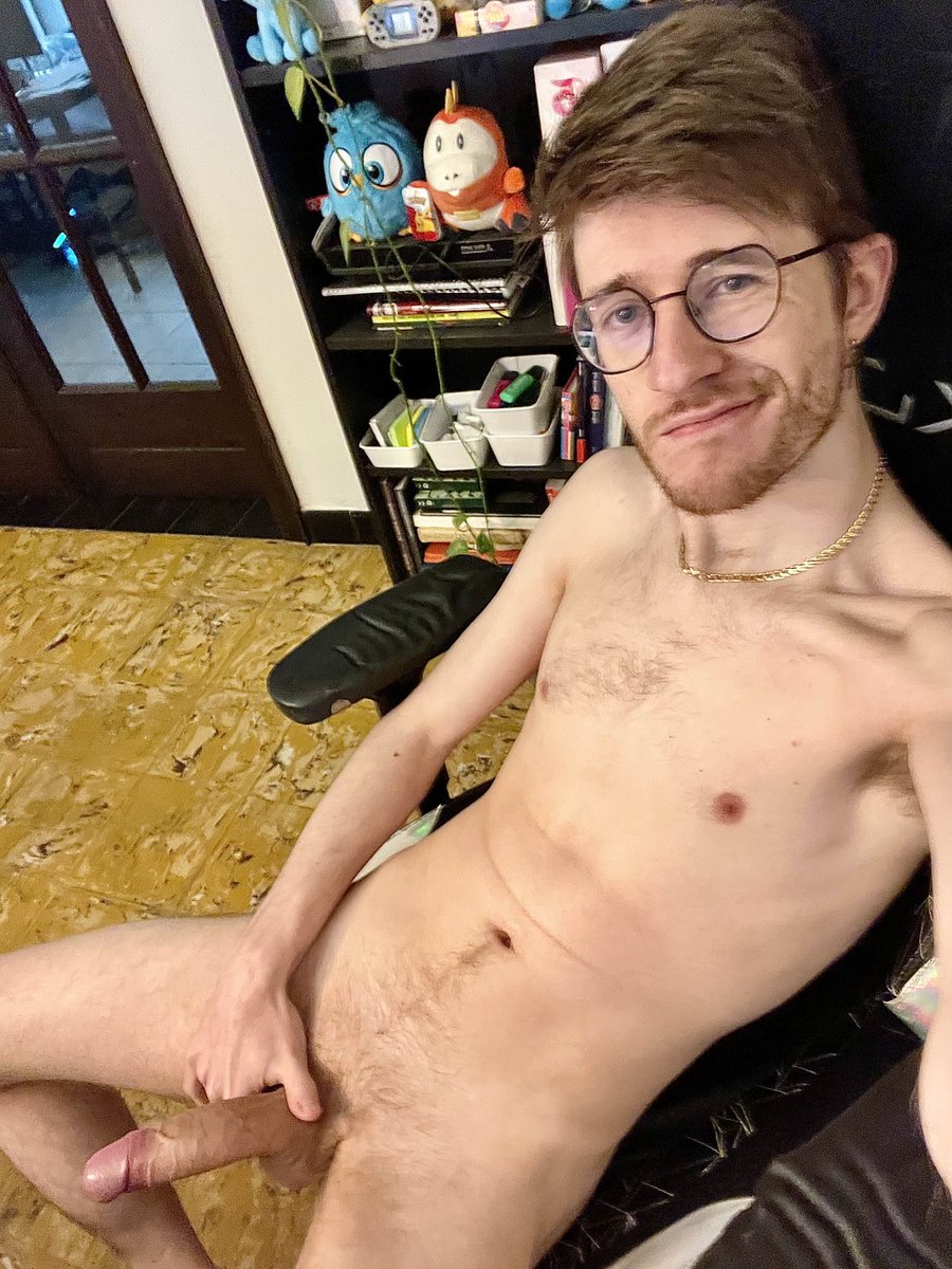 JayceFerros's tweet photo. Would you ride me on my gaming chair? 😘 https://t.co/jfBpwAe10S