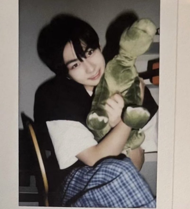 EN7ernally's tweet photo. this jungwon pola is too cute 😣🤏🏻 https://t.co/3qu4vrUMh1