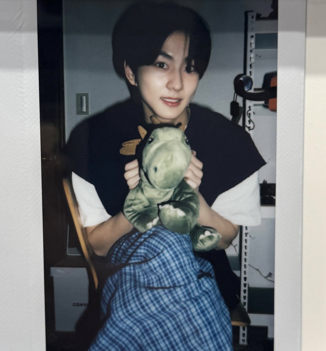 EN7ernally's tweet photo. this jungwon pola is too cute 😣🤏🏻 https://t.co/3qu4vrUMh1