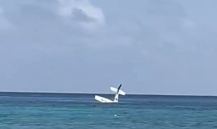 CeciSolisQR's tweet photo. Una #avioneta se desplomó en aguas de #Cozumel, #Quintana Roo, frente a Playa #LasCasitas. Se reporta que solo iba a bordo el piloto, que fue rescatado,
Por la Secretaría de Marina (@SEMAR_mx) aún se desconocen las causas del desplome de la #Avioneta https://t.co/hn7Dclq1SB