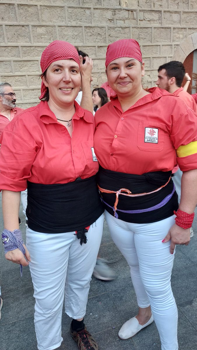 CdBCN's tweet photo. A la primera ronda de la #FMRaval descarreguem el 4d8.
És el primer 4d8 que descarreguem amb dues baixes. Enhorabona i que en vinguin molts més amb aquest tàndem! #BeneïdaBogeria #castells https://t.co/bncVEYJAIE