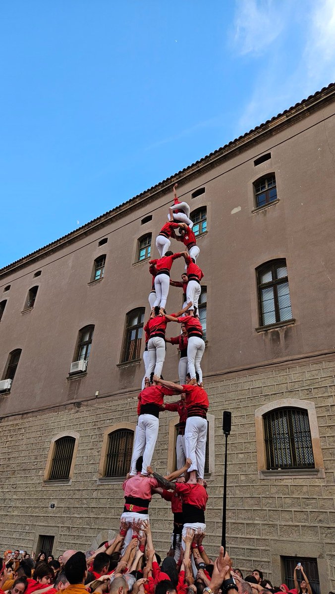 CdBCN's tweet photo. A la primera ronda de la #FMRaval descarreguem el 4d8.
És el primer 4d8 que descarreguem amb dues baixes. Enhorabona i que en vinguin molts més amb aquest tàndem! #BeneïdaBogeria #castells https://t.co/bncVEYJAIE