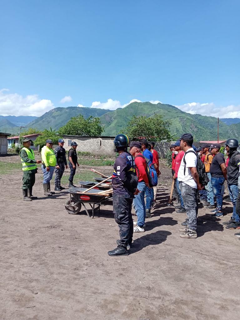 ¡Trabajando juntos por la recuperación de Cumanacoa!

<a href="/nicolasmaduro/">Nicolás Maduro</a> 
<a href="/florescilia/">Cilia Flores</a>
<a href="/CeballosIchaso1/">@FuerzaDinamica Remigio Ceballos Ichaso</a>