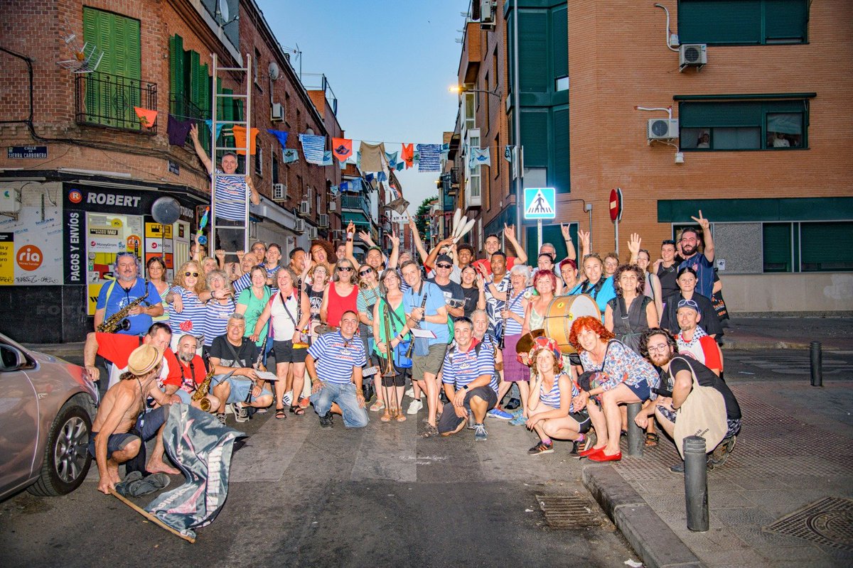 Haciendo barrio un año más con la decoración marinera de las calles de la #BatallaNavalVk #BatallaNavaldeVallekas#elestadiodelrayosequeda
#MojáteporPalestina #vallekaspuertodemar Gracias a las vecinos y vecinas que nos ayudaron abriendo sus casas a la Cofradía Marinera de VK.
