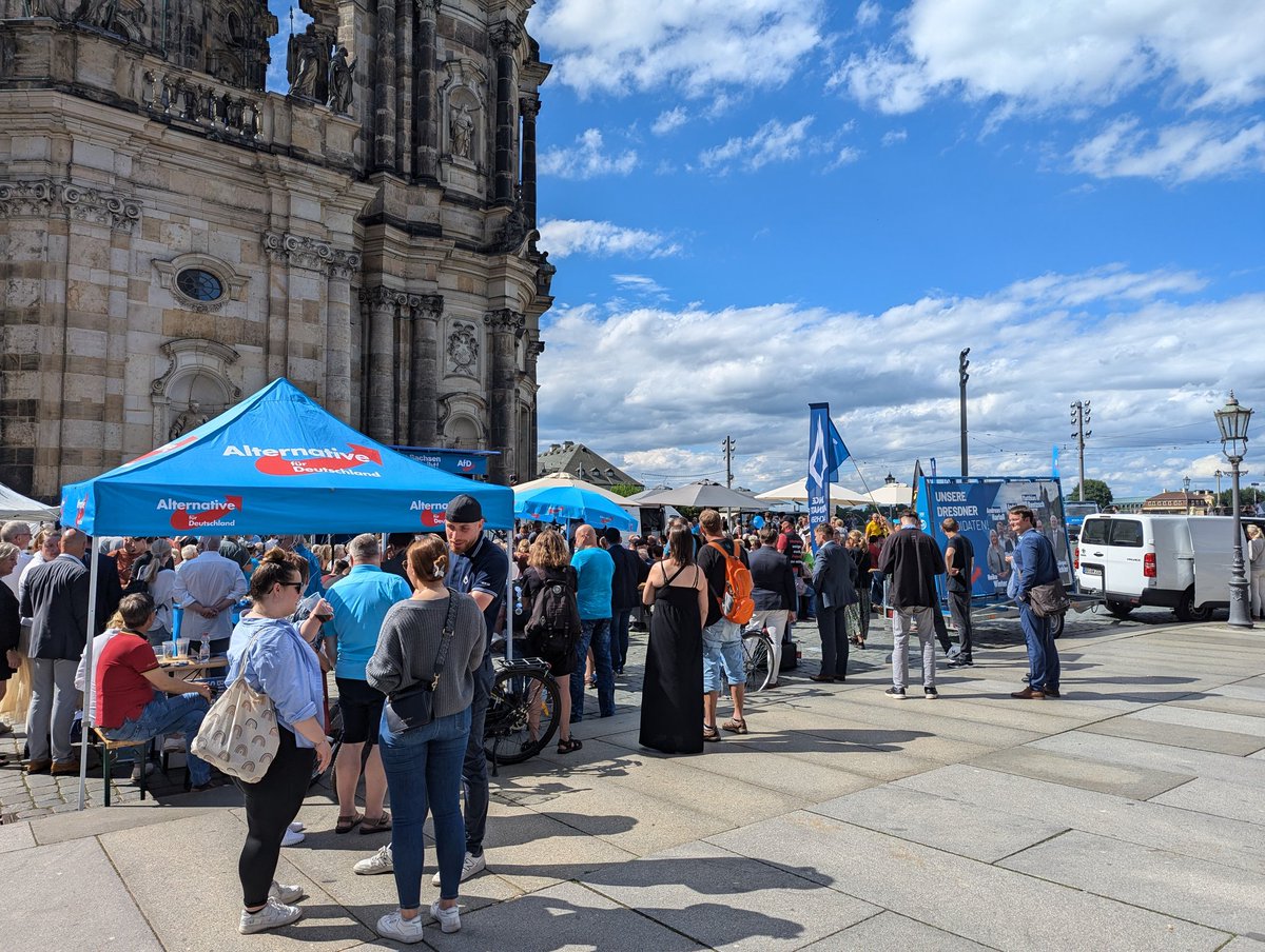 RitaKunert's tweet photo. Volksfeststimmung bei der AfD auf d m Schlossplatz. Die Zahl der Teilnehmenden hält sich in Grenzen. Der Platz ist voll mit Bühne, Ständen, Hängern mit Großplakaten und Autos. Fatal ist die Selbstverständlichkeit, mit der dieser Rotz stattfindet.#dd1307 https://t.co/Mwme1bPOK7