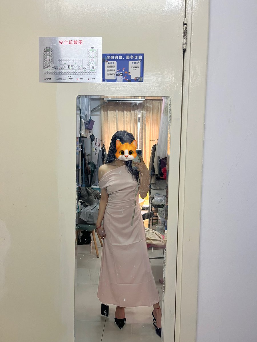 preloading0624's tweet image. 试了新裙子，名字叫什么比弗利娇妻裙。但腰大又不大，and还是喜欢露出腿so退掉了🙂‍↕️
买衣服什么的还是回家线下买好了（btw北京的衣服真的很no