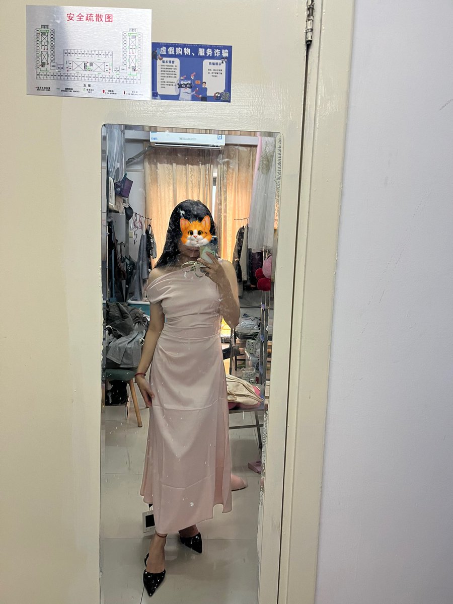 preloading0624's tweet image. 试了新裙子，名字叫什么比弗利娇妻裙。但腰大又不大，and还是喜欢露出腿so退掉了🙂‍↕️
买衣服什么的还是回家线下买好了（btw北京的衣服真的很no