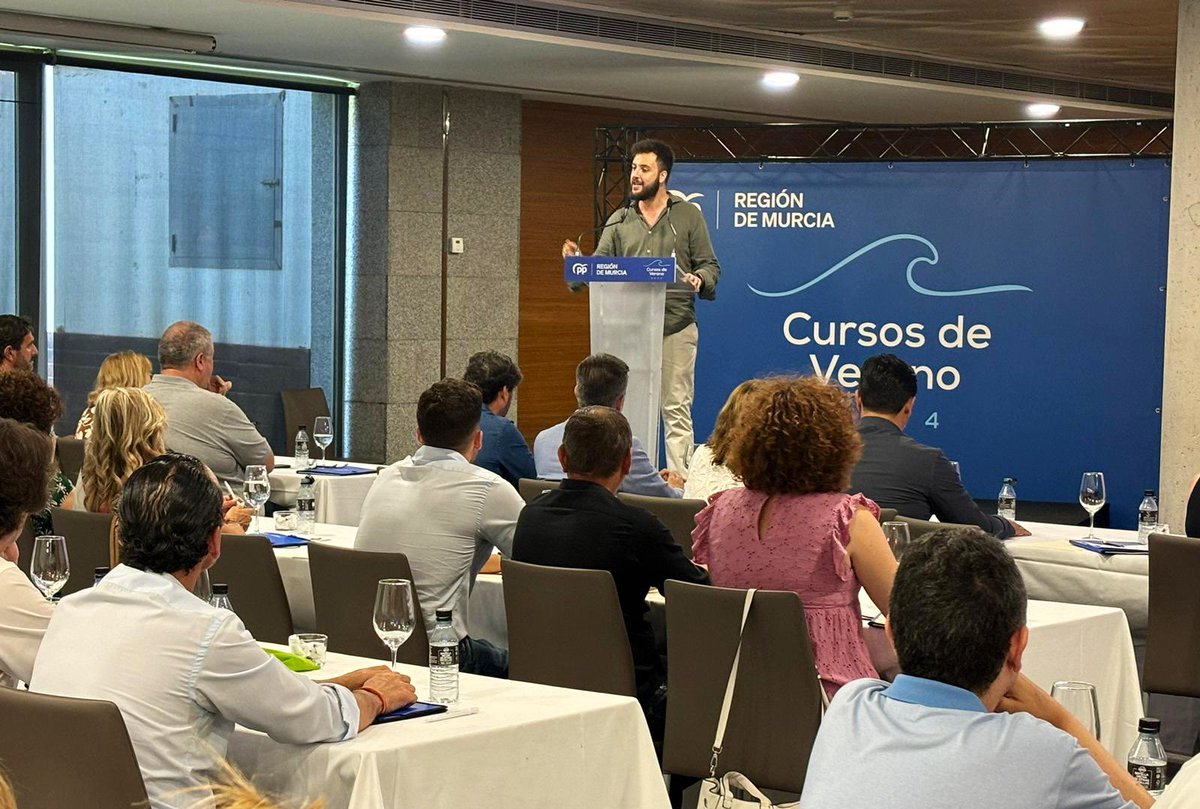 Landaburu_Anto's tweet photo. Gracias presidente @LopezMirasF por hacer que @NNGG_RM haya sido parte fundamental de los Cursos de Verano del @PPRMurcia.

Hemos aprendido mucho en las ponencias y también de los distintos concejales y alcaldes de la #RegiónDeMurcia.

Somos jóvenes inconformistas, incansables, con ganas de mejorar y enamorados de esta tierra.