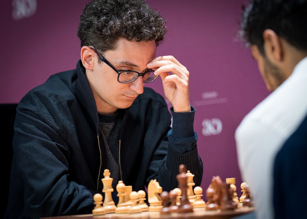 nikchess's tweet photo. सुपर यूनाइटेड रैपिड : करूआना रहे शीर्ष पर
#superunitedrapidblitzcroatia @GrandChessTour #RapidReport #hindinews @ChessbaseIndia @ChessbaseHindi 
सुपरयूनाइटेड रैपिड शतरंज में तीनों दिन के खेल के बाद यूएसए के विश्व नंबर 3 फबियानों करूआना नें अपने बेहतरीन प्रदर्शन को बरकरार रखते हुए कुल 15 अंको के साथ पहला स्थान हासिल किया है , इससे पहले रोमानिया क्लासिक का खिताब अपने नाम करने वाले फबियानों इस समय जोरदार लय में नजर आ रहे है । तीसरे दिन करूआना नें अपने तीनों मुकाबलों में जीत दर्ज  करते हुए किसी को कोई मौका ना देते हुए रैपिड में  पहला स्थान हासिल किया , उन्होने दिन की शुरुआत भारत के डी गुकेश को मात देकर की और उसके बाद उन्होने नीदरलैंड के अनीश गिरि और फ्रांस के मकसीम लागरेव को पराजित किया । अब देखना यह होगा की क्या ब्लिट्ज शतरंज में भी वह अपना यह प्रदर्शन बरकरार रखते हुए एक और खिताब अपने नाम करेंगे । भारत के डी गुकेश रैपिड में 9 अंक बनाकर सातवें और विदित 4 अंक बनाकर नौवे स्थान पर रहे । पढे यह लेख Photo : Lennart Ootes/ Grand Chess Tour  https://t.co/ZtD45hQ9Bu
