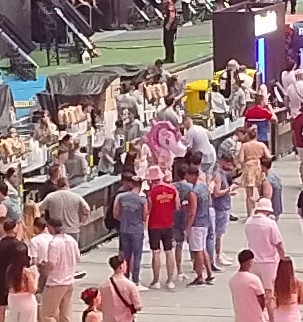 Alguien vino a la velada 4 pensando en mi y en mi canal.

Se trajo un unicornio 💜💜