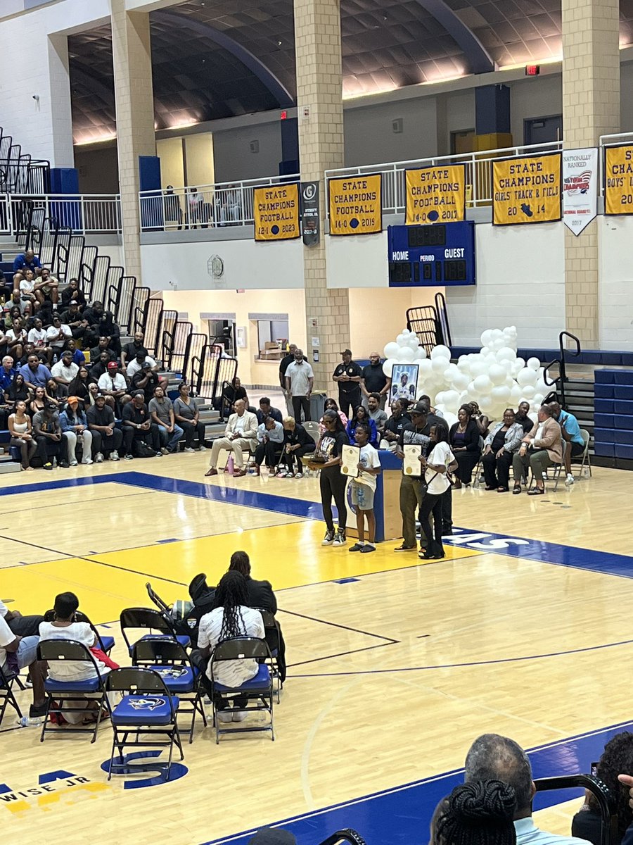 jayarchii's tweet photo. LEGENDS NEVER DIE, THEY LIVE ON! PUMAS FOREVER! PUMAS TOUCHDOWN!!!! 💙💛💙💛
#LLKHYREE💔🕊️ #LLANTHONY💔🕊️
#LLISAIAH💔🕊️ https://t.co/0X5sDnlGtc