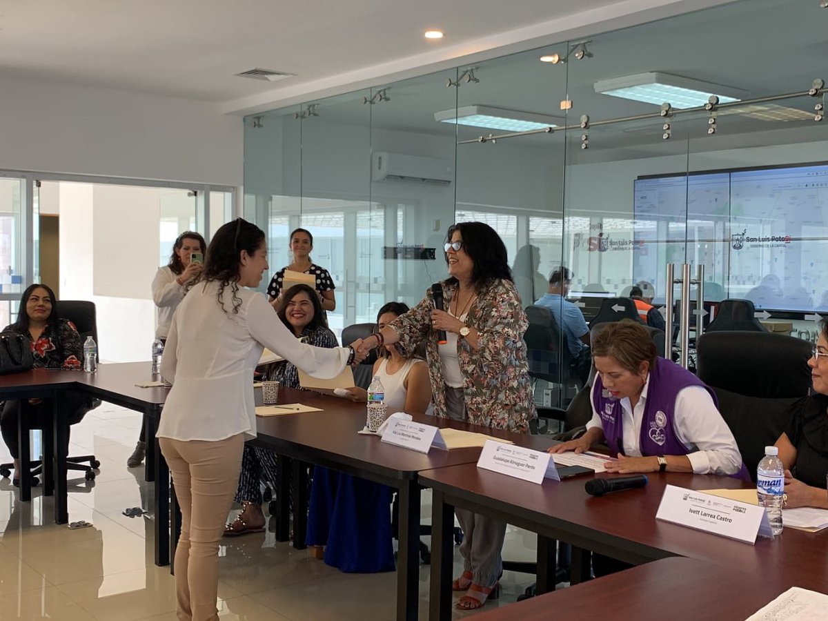 EF_Galindo's tweet photo. Felicito a la @InsMujeresSLP y @DesarrolloEcoSL por su programa de formación integral económica para las mujeres. 🙍🏻‍♀️👩🏼‍🦱👵🏾

#SÍguePoSÍble el trabajo en equipo para lograr grandes resultados en favor de las potosinas. https://t.co/7l1nUEbuxr