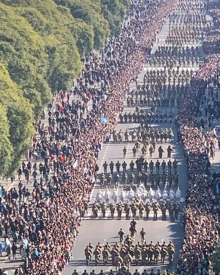 La imagen de la semana. Sin micros. Humo de chori. Banderas nefastas. Orden y alegría. 9 de julio 2024. Quedará en la historia.