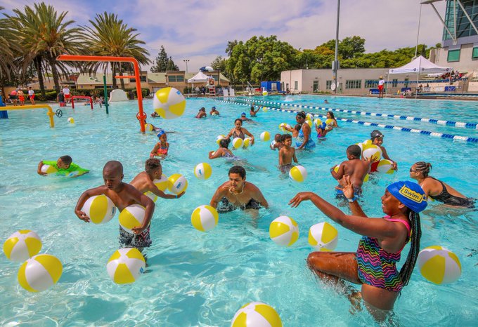 LACity's tweet photo. Learn to Swim! 💦 SwimLA offers affordable swim lessons for kids all summer at LA City pools. 🌴

Discover more at https://t.co/54ltCU7WJq or call (323) 906-7953. 🌊🏊 #SwimLA #ParkProudLA https://t.co/wJNFFQfxwG