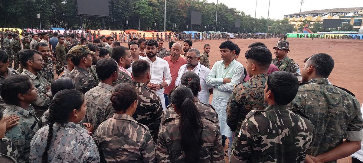 BJYMinJH's tweet photo. झारखंड की इस युवा विरोधी @HemantSorenJMM की सर��ार से अपने हक और अधिकार की मांगों को लेकर आंदोलन कर रहे सहायक पुलिसकर्मियों से आज @BJP4Jharkhand के प्रदेश महामंत्री व राज्यसभा सांसद श्री @PKVarmaRanchi जी एवं @BJYMinJH के प्रदेश अध्यक्ष श्री @shashankrajbjp जी ने भेंट किया। https://t.co/SDVgurcHbF