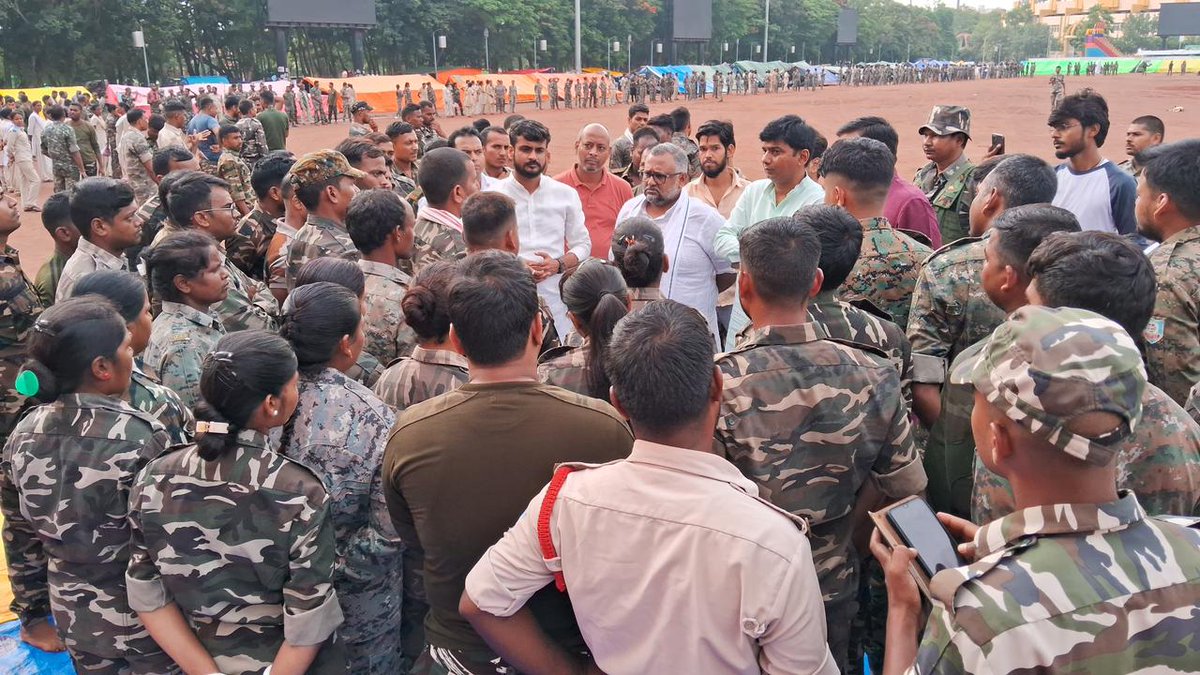 BJYMinJH's tweet photo. झारखंड की इस युवा विरोधी @HemantSorenJMM की सर��ार से अपने हक और अधिकार की मांगों को लेकर आंदोलन कर रहे सहायक पुलिसकर्मियों से आज @BJP4Jharkhand के प्रदेश महामंत्री व राज्यसभा सांसद श्री @PKVarmaRanchi जी एवं @BJYMinJH के प्रदेश अध्यक्ष श्री @shashankrajbjp जी ने भेंट किया। https://t.co/SDVgurcHbF