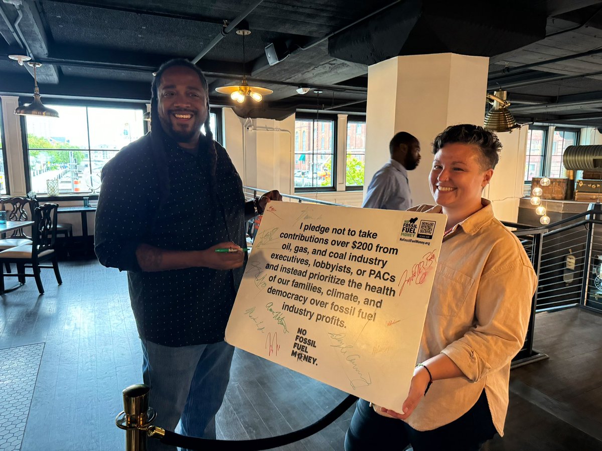 OilChangeAction's tweet photo. PA State Rep. @Izzy4Lancaster signs the #NoFossilFuelMoney pledge at #NN24 in Baltimore!
Rep. Smith-Wade-El is a bold champion for climate justice + joins hundreds of Pennsylvania signers (nearly 5,000 nationally!) in rejecting Big Oil, Gas, + Coal’s dirty money + influence. https://t.co/5SWtUx8CJg
