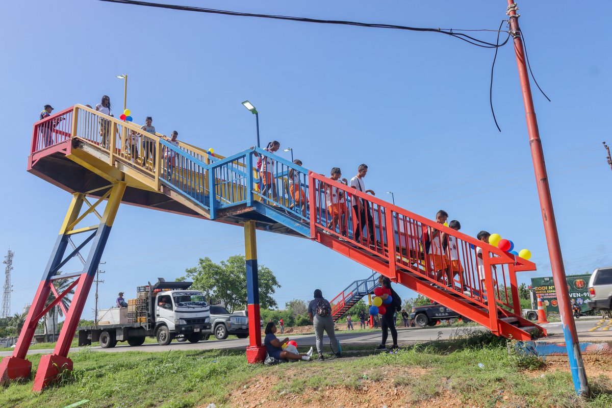 #13Jul con alegría, acompañado de mi pueblo, gracias  a nuestro Presidente <a href="/NicolasMaduro/">Nicolás Maduro</a> reinauguramos la pasarela de #VillaRosa.
"Bellísima quedó la pasarela, vamos a usarla y cuidarla porque es para nuestro bienestar, prevenir accidentes es tarea de todos". ❤️
<a href="/Alessandrellove/">GIUSEPPE ALESSANDRELLO</a>