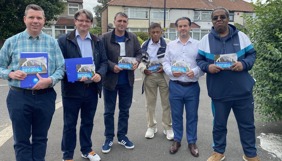 🟦Conservative team campaigning in Jubilee Ward today.
🟥Residents very unhappy with the Labour Council - rated a one of the worst 20 run Councils in the Country.

#Jubilee #Enfield #Edmonton #Conservatives #Conservative