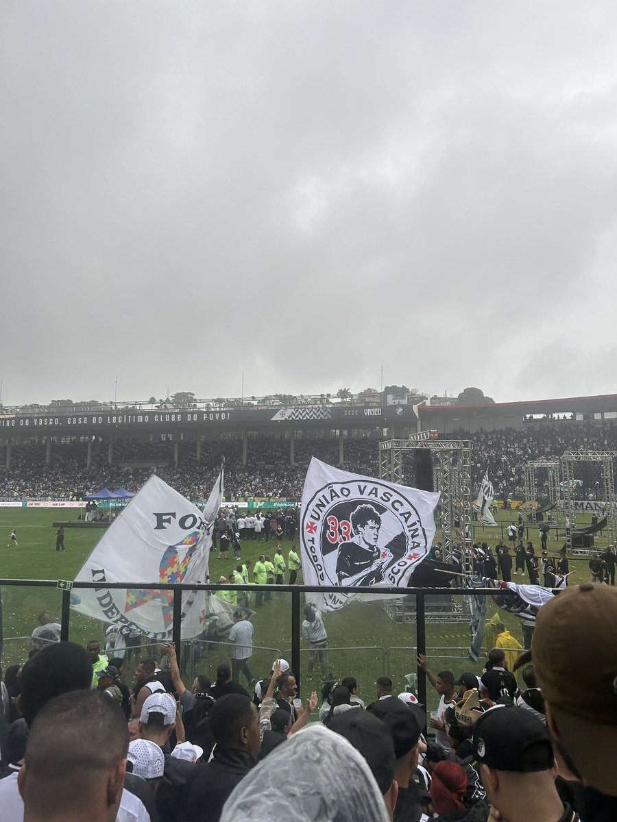 dreluisss's tweet photo. amo esse time e essa torcida #CoutinhoDay #CoutinhoÉVasco https://t.co/1pP8o8Oe8x