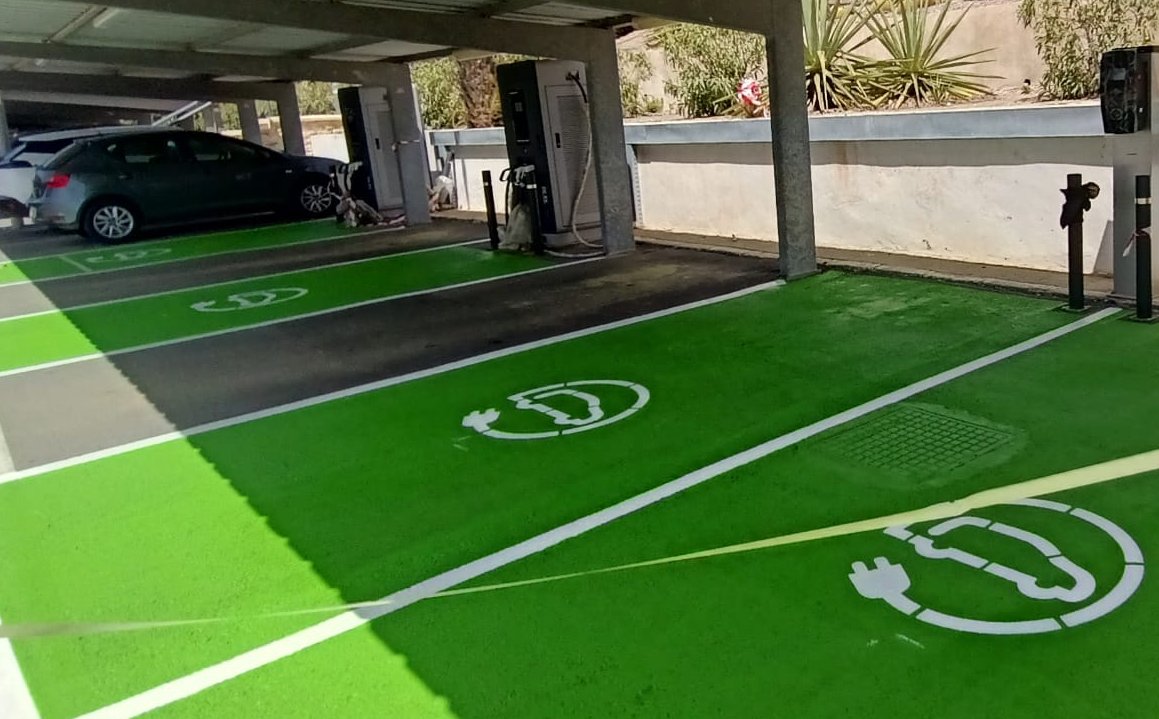 grupojica's tweet photo. 🚗 Así queda la zona de aparcamientos del #aeropuerto de #Almería 🛫 #aena #acisa. El detalle, pictogramas, colorido, acabado, etc., entre las claves de este tipo de trabajos.
#Infraestructuras 🏗️ #DiseñoUrbano 🏙️ #Innovación 💡 #Arquitectura 🏛️ #ObrasPúblicas #EspaciosPúblicos https://t.co/enqlykIRVn