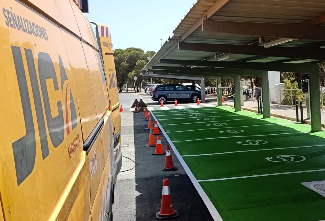 grupojica's tweet photo. 🚗 Así queda la zona de aparcamientos del #aeropuerto de #Almería 🛫 #aena #acisa. El detalle, pictogramas, colorido, acabado, etc., entre las claves de este tipo de trabajos.
#Infraestructuras 🏗️ #DiseñoUrbano 🏙️ #Innovación 💡 #Arquitectura 🏛️ #ObrasPúblicas #EspaciosPúblicos https://t.co/enqlykIRVn