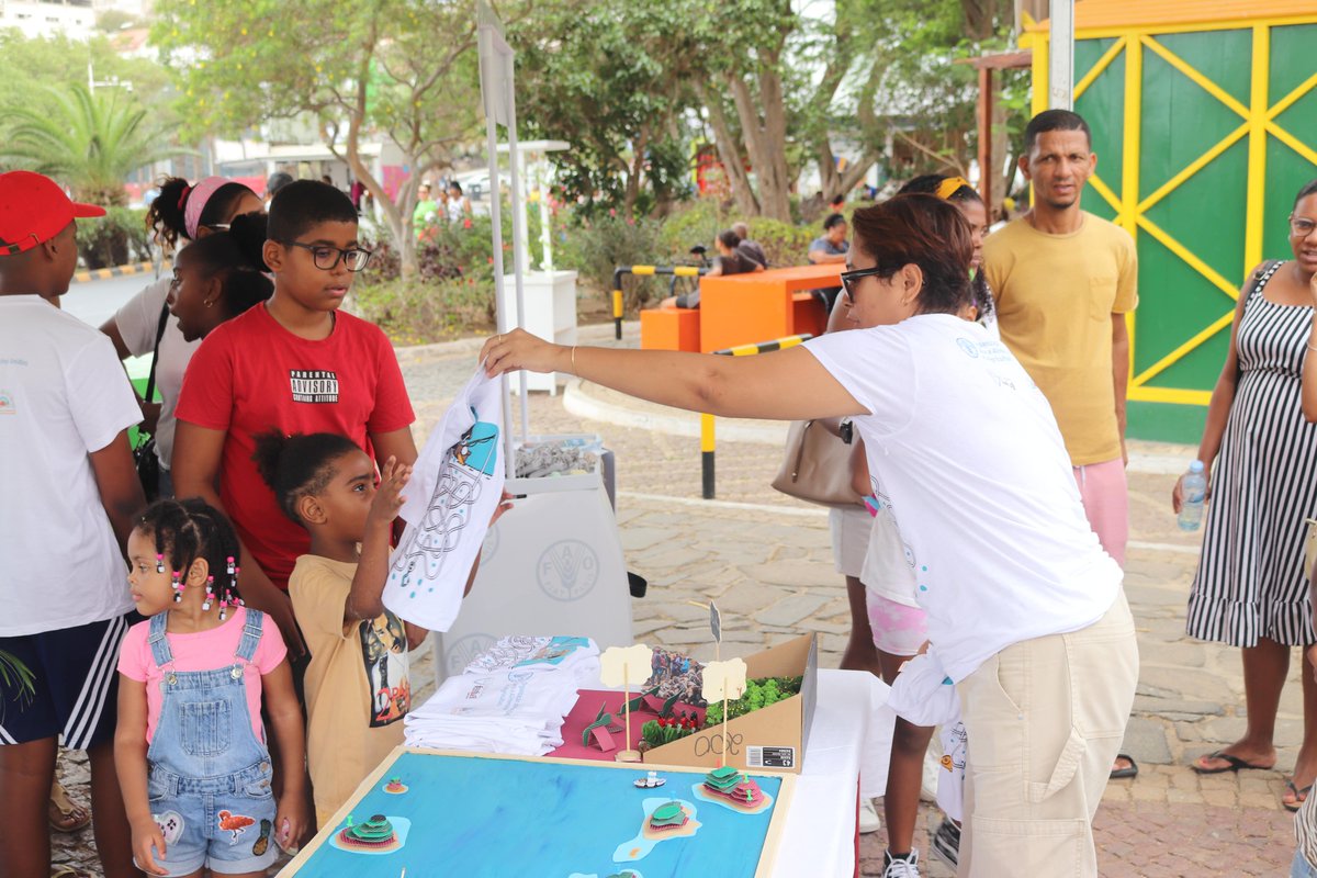 FAOCaboVerde's tweet photo. #Kavala #Fresk #Feastival 2024🐡

@FAOCaboVerde Stand

Sharing with kids 👧👦 &amp; adults about the importance of a healthy diet, 🍲 food safety, the sustainability of the 🌊 sea &amp; its resources 🐠, conservation &amp; preservation of the environment &amp; the planet 🌍.

#SDG2 #SDG13 #SDG14 https://t.co/uRRCT6DFR8