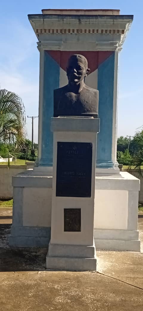 BayamoL76333's tweet photo. Desde #Bayamo rendimos tributo ante el Monumento Nacional Batalla de Peralejo en su aniversario 129 con el acto de graduación de los estudiantes de la Escuela Taller Walter Betancourt Fernández de la Oficina del Historiador de esta ciudad.
#CubaEnModoVictoria https://t.co/OOekX7bvWM