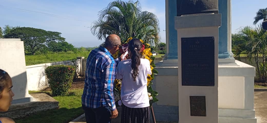 BayamoL76333's tweet photo. Desde #Bayamo rendimos tributo ante el Monumento Nacional Batalla de Peralejo en su aniversario 129 con el acto de graduación de los estudiantes de la Escuela Taller Walter Betancourt Fernández de la Oficina del Historiador de esta ciudad.
#CubaEnModoVictoria https://t.co/OOekX7bvWM