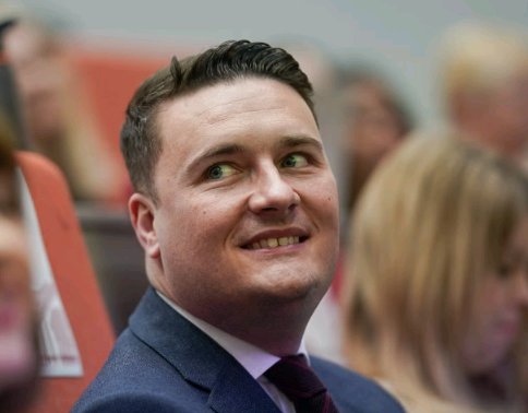 tykestakeonit's tweet photo. We were just 500 votes away from preventing this Private health care sponsored creep from privatising our NHS.
It's now up to the unions to kick him back down his rat hole. 🐀 https://t.co/fWiiSiHj1j