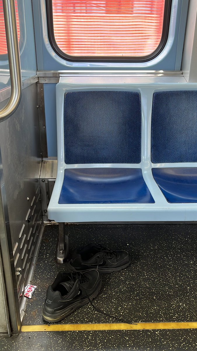 prattsnacks's tweet photo. Dude just left his shoes on the L https://t.co/Juwpd6Jin1