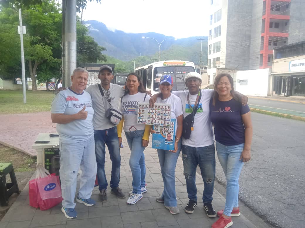 #13Jul Desde plaza Bolívar del Limón, Mcpio Mario Briceño Iragorry, Aragua, el Equipo Político Municipal realizó volanteo, indicando cómo Votar por <a href="/EdmundoGU/">Edmundo González</a> con el apoyo de <a href="/MariaCorinaYa/">María Corina Machado</a>  #HastaElFinal  #ConVzla 🇻🇪 Estuvo presente ntro Secret Electoral Regional <a href="/Enriquev1978/">Luis Enrique Vegas M</a>
