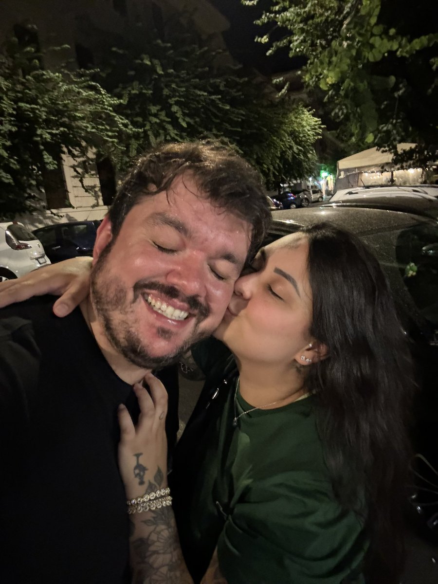 lett1337's tweet photo. Do lixo ao luxo. 
Você teve suas dificuldades, eu tive as minhas, e nós sabemos que não foram anos fáceis. Passamos por muita coisa na vida que leva a acreditarmos que não merecemos tanto, mas a gente merece, você merece. 
Você merece tudo que há de melhor nesse mundo, eu sou muito feliz por ter você pra compartilhar a vida. Obrigada por me ensinar tanto, todos os dias. 

As pessoas gostam muito de falar o que querem, mas a verdade é que eles nunca vão entender. 
Depositar frustrações dos problemas e traumas nas outras pessoas, bloqueia você mesmo de sentir coisas incríveis na vida, como a felicidade e o simples fato de estar vivo. 
Te amo! Desde sempre, pra sempre @gaules ❤️