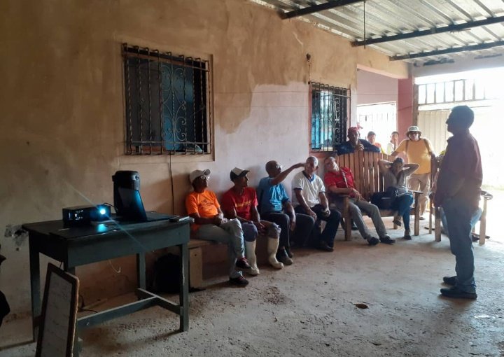 ORT_ARAGUA_'s tweet photo. Desde el asentamiento campesino Valles de Tucutunemo, en el mcpio Zamora del edo Aragua, 17 productores del Consejo de Campesinos "El Ancón Productivo Ezequiel Zamora" recibieron orientación, a través del seminario Agua Vida y Comunidad, que tiene como finalidad sensibilizar 1/2 https://t.co/0vl2EirUeb