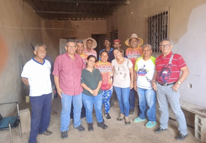 Desde el asentamiento campesino Valles de Tucutunemo, en el mcpio Zamora del edo Aragua, 17 productores del Consejo de Campesinos "El Ancón Productivo Ezequiel Zamora" recibieron orientación, a través del seminario Agua Vida y Comunidad, que tiene como finalidad sensibilizar 1/2