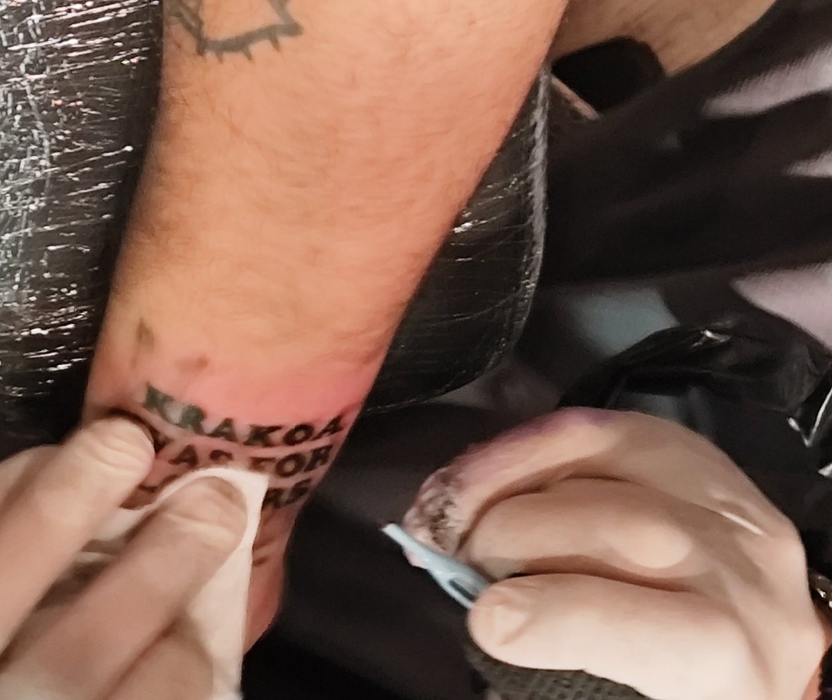 CaioLuisCS's tweet photo. Professor Xavier tatuando Krakoa na pele (@henriqueento) https://t.co/YAy8IXQr7H
