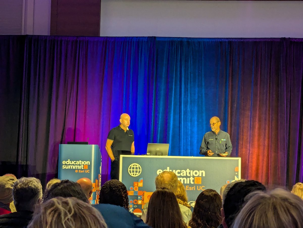 geogologue's tweet image. Charlie and Jason now talking about GIS in Schools - and the importance of a login free approach for new starters... Sounds a bit like teachwithgis.co.uk to me 😉 #GeographyTeacher #TeachWithGIS