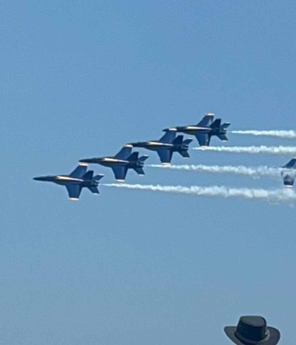 wkdcable's tweet photo. Pensacola Beach Blue Angels Air Show https://t.co/3yiwdYJy5R