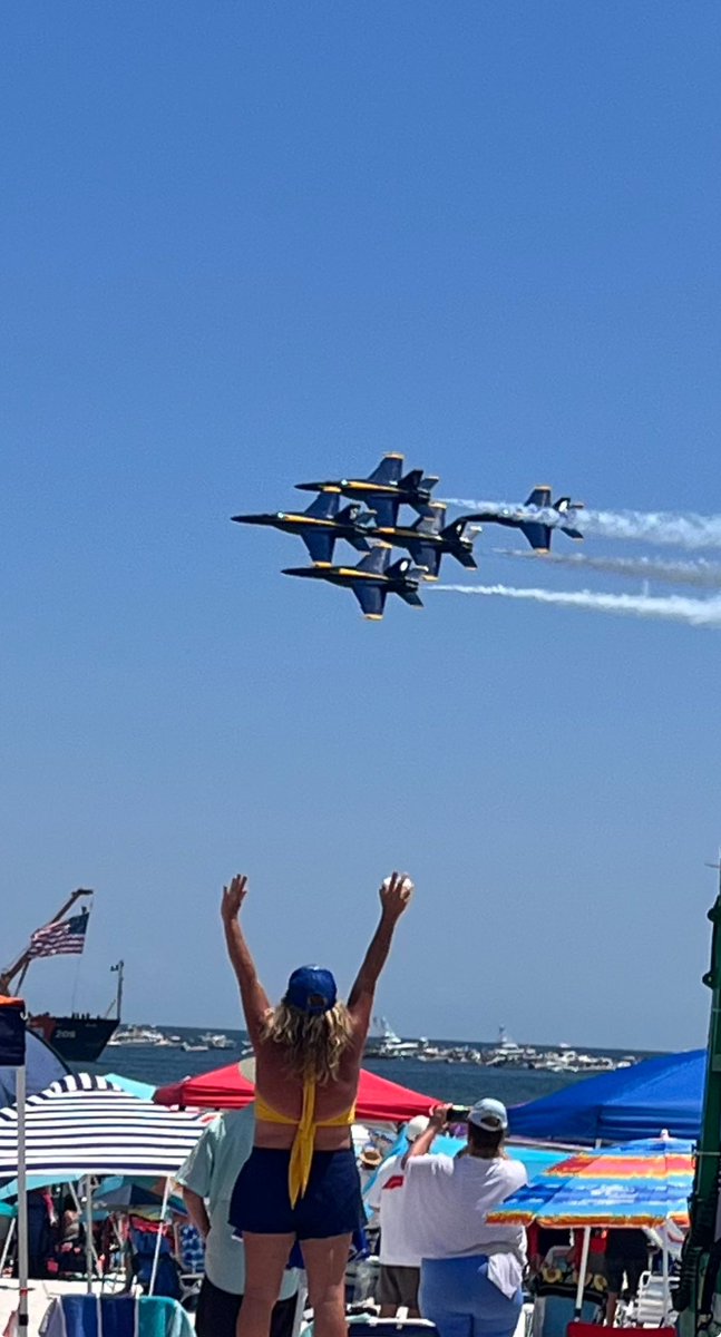 wkdcable's tweet photo. Pensacola Beach Blue Angels Air Show https://t.co/3yiwdYJy5R