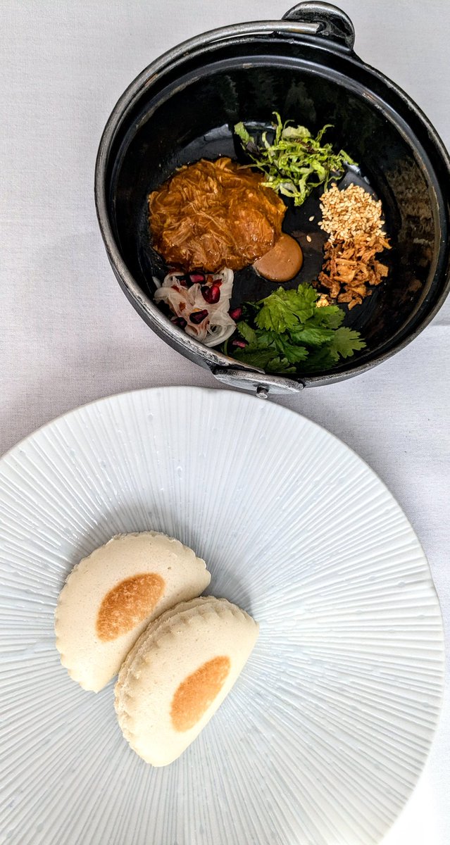 DexteryOlivia's tweet photo. 2 platos para compartir:
'Hamburguesa de cordero' de Shanxi con sésamo, cilantro, chile y ensalada de granada; gochismo extremo, bollo al vapor lejos de los industriales, jodida maravilla 🎸
Arroz frito de ternera wagyu, lechuga y esencia de ostra; un vicio este arroz!
#AWong https://t.co/Tdvx2lUp5h
