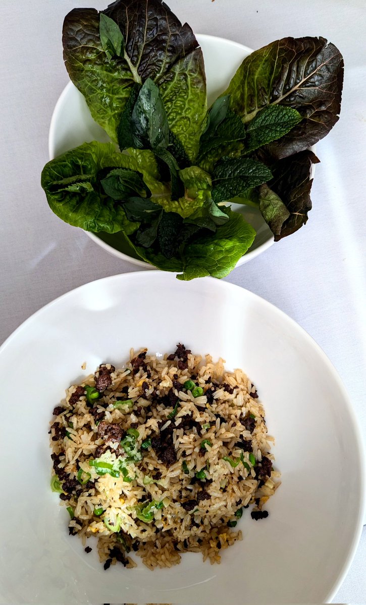 DexteryOlivia's tweet photo. 2 platos para compartir:
'Hamburguesa de cordero' de Shanxi con sésamo, cilantro, chile y ensalada de granada; gochismo extremo, bollo al vapor lejos de los industriales, jodida maravilla 🎸
Arroz frito de ternera wagyu, lechuga y esencia de ostra; un vicio este arroz!
#AWong https://t.co/Tdvx2lUp5h