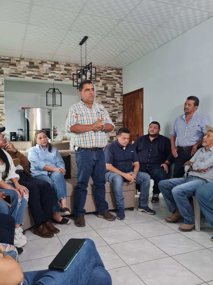 ComisionCortes's tweet photo. Reunión de Trabajo en el Municipio de Potrerrillos. #firmesporhonduras https://t.co/7Xp7vVLdyC