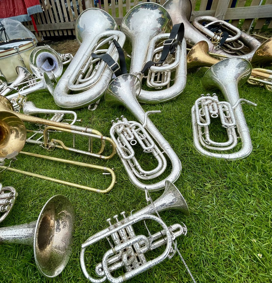RFMacDonald's tweet image. After what seems like years of sunny, warm weather for #DurhamMinersGala #TheBigMeeting, today was miserably wet! A big hand to all the bands, banner carriers, organisers &amp;amp; speakers!
☔️✊🏽👏🏽👏🏽👏🏽
#TheFutureWeBuild