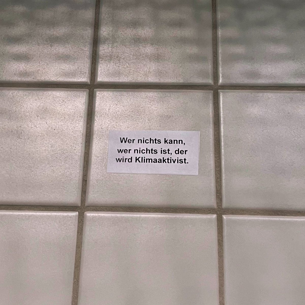 Zeg dat je op een parking langs een Duitse snelweg staat zonder te zeggen dat je op een parking langs een Duitse snelweg staat.