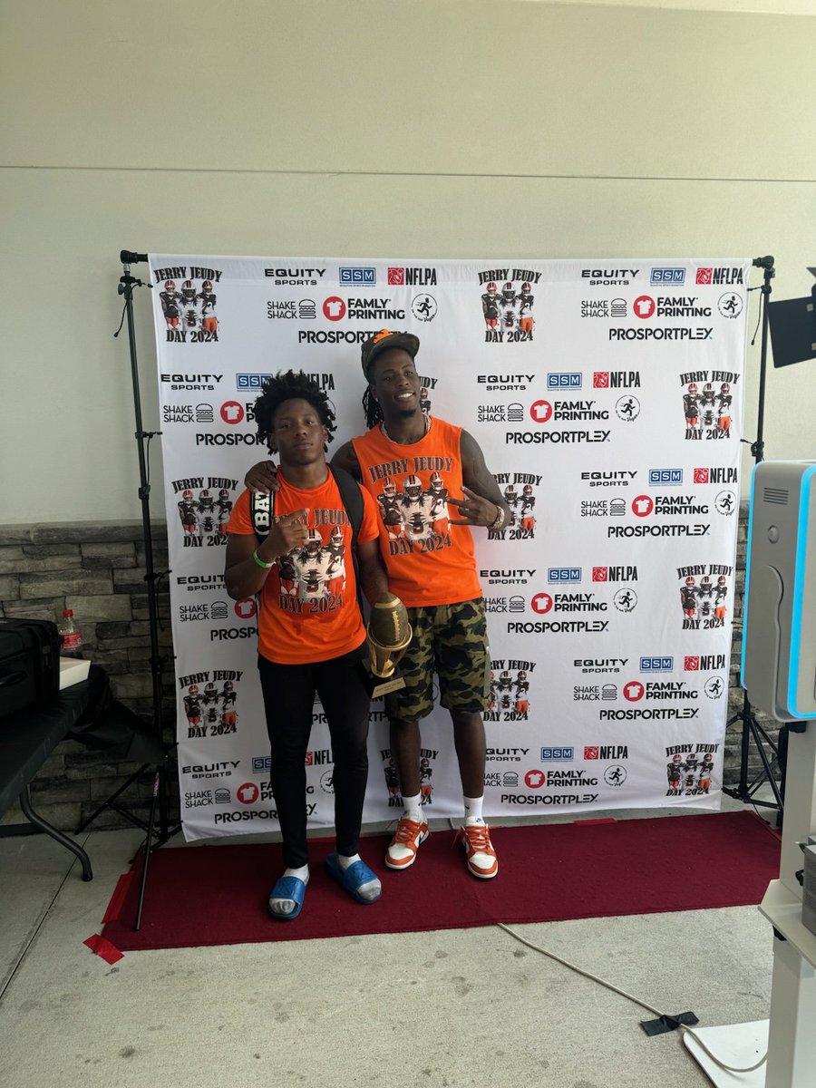 Coach_Davis3's tweet photo. Camp MVP JERRY JEUDY DAY EVENT! @behumbleejay Let's Gooooooooooooooooooo https://t.co/nLg8MlkKad