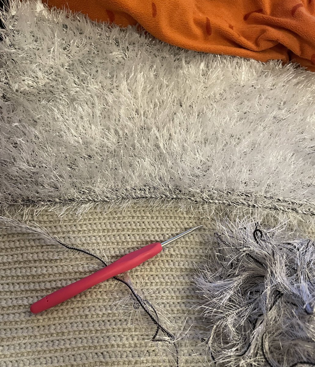 PM_crochet's tweet photo. Пока что в процессе привязывания пушистой пряжи к своей будущей подушке, боже дай мне сил 😭🙏 https://t.co/ueEdLPkKKn