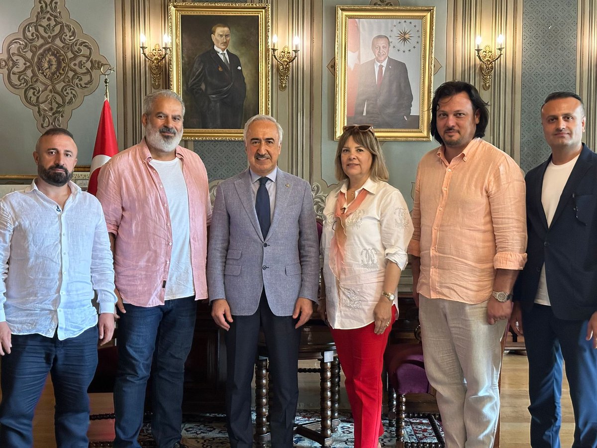 İstanbul Üniversitesi rektörü Prof. Dr. Osman Bülent Zülfikar hocamızı makamında ziyaret ederek yeni görevinde başarılar diledik. Hocamızın nazik ev sahipliği için çok teşekkür ediyoruz.