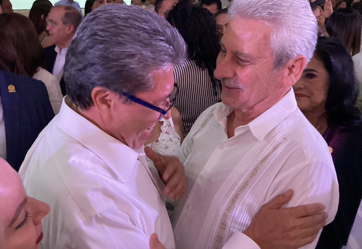 Tuve el privilegio de acompañar al senador <a href="/RicardoMonrealA/">Ricardo Monreal A.</a> en el Diálogo Nacional por la Reforma al Poder Judicial que se llevó acabo en Ciudad Victoria.

¡Gracias por su apoyo Senador y por seguir de cerca estos pasos hacia un mejor futuro para nuestra justicia!