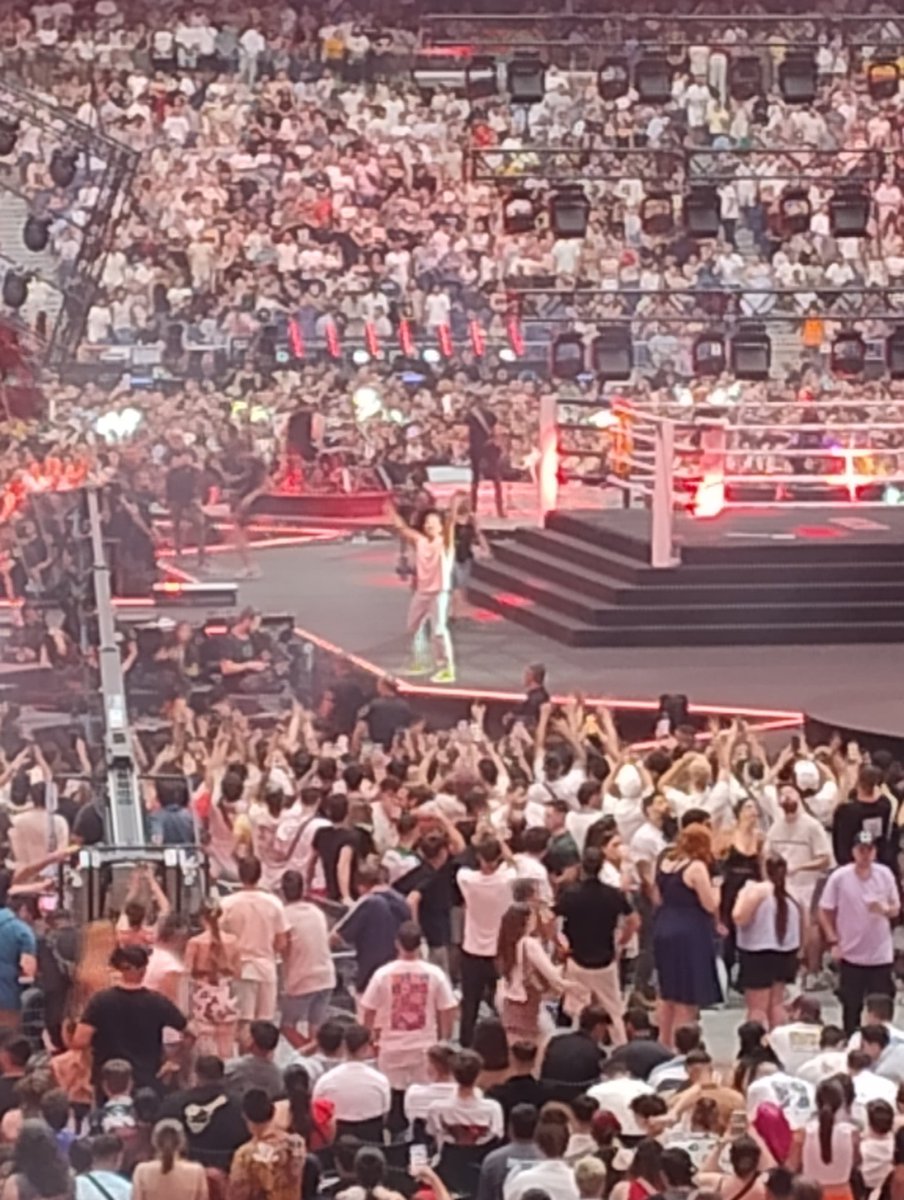 Amo que David Bisbal si usa toda la tarima y se acuerda que de este lado también hay gente