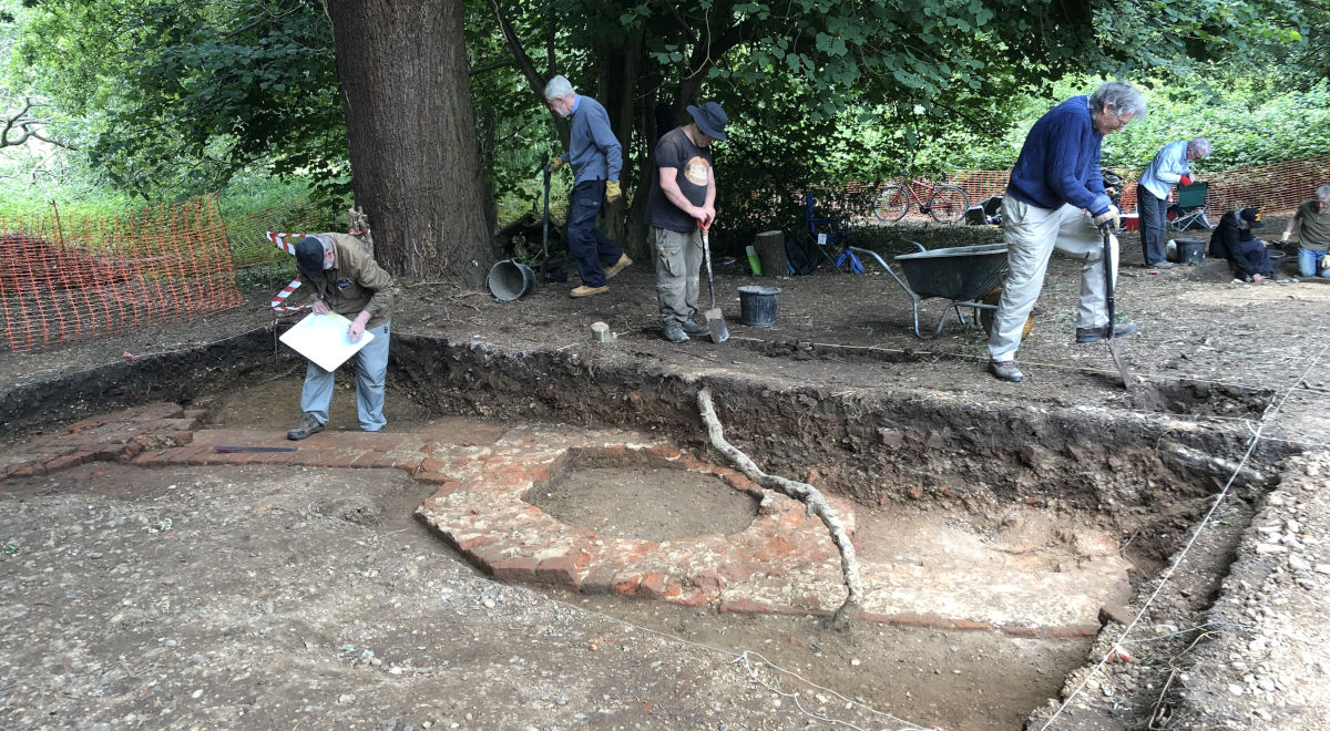 Summer Dig Day 7
enfarchsoc.org/news/2024-07-1…
Thank you to everybody who came to see us in Forty Hall today, especially those of you who bought our books!
The dig continues for another week and more of the gatehouse will be revealed!
#ElsyngPalace #Tudor #Archaeology